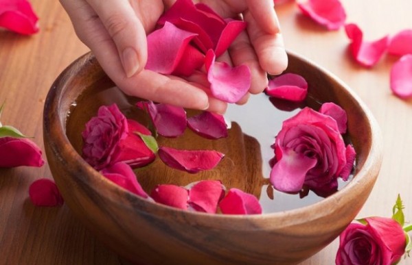 Dùng nước hoa hồng xong có phải rửa mặt không?