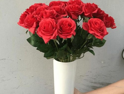 vài kiểu cắm hoa đơn giản - cắm hoa hồng vào lọ cao
